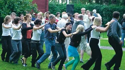 Popkollotjejer och dragspelare fann varandra ordentligt. Långdansen ringlade fram genom hembygsparken och alla hade jätteroligt.