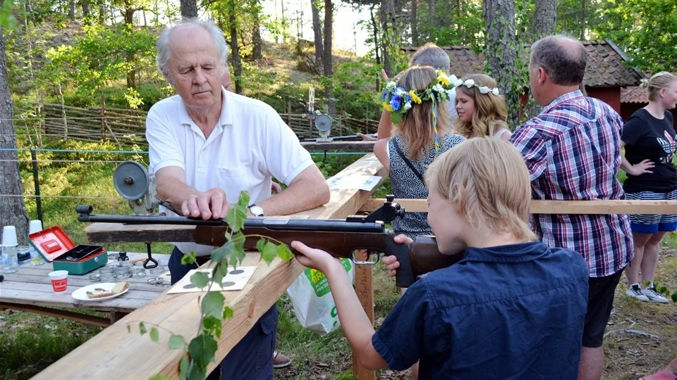 Loke Bensner koncentrerar sig inför luftgevärsskyttet under överinseende av Börje Eriksson.