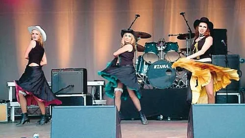 Mjölbytjejerna Sandra Lingemarkm Cindy Johansson-Kempe och Malin Saxin dansade can-can på Ydre Countryfestival.