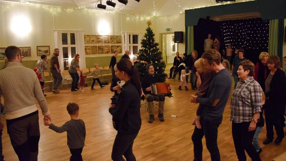 Dans kring granen till musik och sång av Matte Liegnell. Foto: Morgan Karlsson