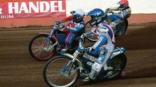 Hans Andersen och Andreas Jonsson får ge sig mot Niklas Klingberg i Luxo Stars första heat hemma mot Vargarna igår. Till slut var det dock Jonsson och Andersen som klev fram och vände till seger för Luxo Stars. Foto: Magnus Strömsten