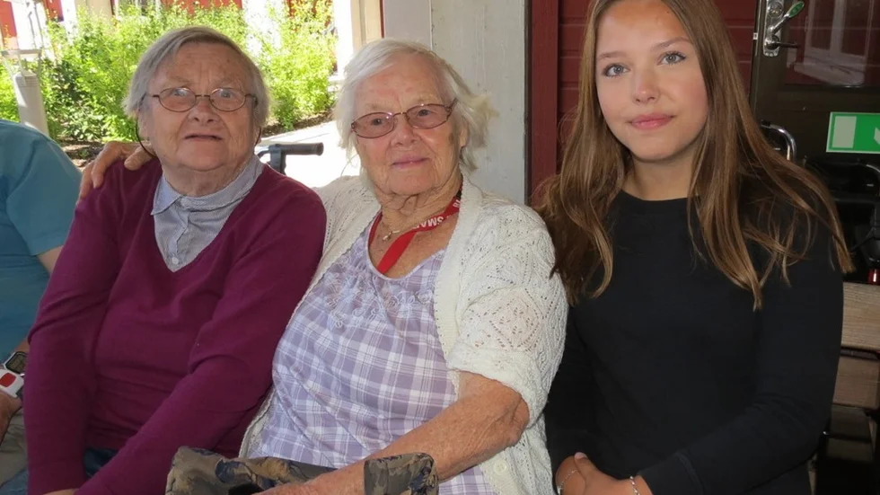 Barbro Ekström och Barbro Landin tar en fika med feriearbetande Hanna Hjalmarsson på Rosavillas dagverksamhet.