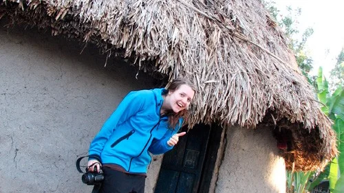 Beatrice Andersson på missionsresa med klassen från bibelskolan. Här i Wondo-Genet, 5-6 timmar söder om Addis Abeba i Etiopien. "Jag och en tjej i min klass spenderade en natt i denna hydda tillsammans med familjen som bodde där. Det var föräldrarna, åtta barn, tre kor plus vi två som sov där. Fantastisk upplevelse!" Foto: Tove-Lina Örhn