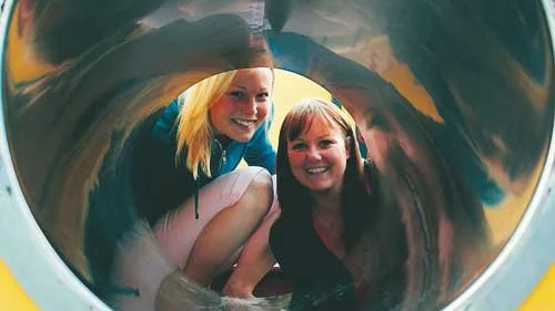 Sara Johansson och Camilla Karlsson är med och arrangerar Barnens dag på lördag. Då blir det underhållande aktiviteter i Barnkonventionens anda.