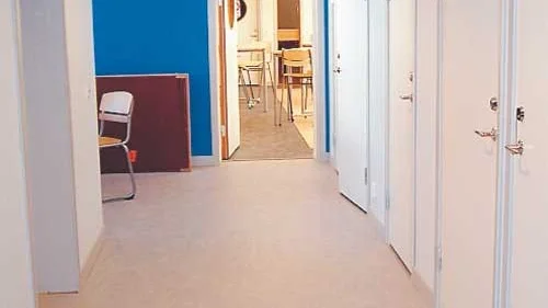 Nu får eleverna gå igenom nya, ljusa korridorer.