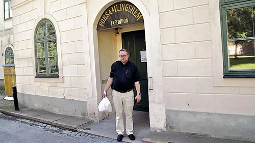 Peter Lundborg på väg ut från sitt gamla kontor.