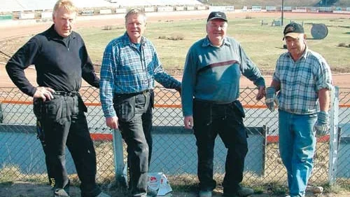 Männen bakom Motorstadion. Kjell Rosenlund, Karl-Erik Skoog, Holger Johansson och Olle Holm har alla   gått i pension, men de tänker inte dra sig tillbaka från Målilla Motorstadion än på många år. Det är deras andra hem, och de fyra har i högsta grad bidragit till att Målilla Motorstadion idag är en av landets bästa banor för speedway.