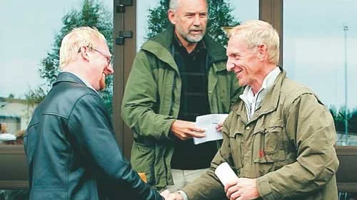 Egil Freitag, vd för Wernerträ, tilldelades i veckan årets ädellövträdspris. Han fick motta priset vid kontoret i Djursdala av Ekfrämjandets ordförande Arne Mirton.