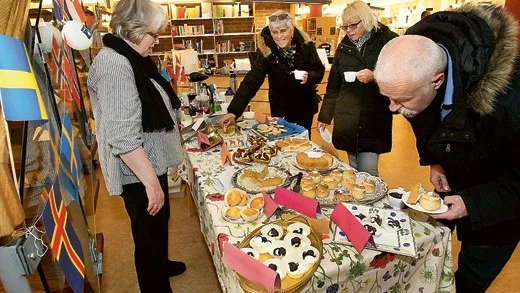 Föreningen Norden med kakor från Nordens alla hörn. Marita Lindström står bakom försäljningsbordet.