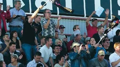 Det bjöds intre på så publikvänlig speedway i Målilla men de över 5 000 på läktarna trivdes ändå då Luxo Stars utklassade Kaparna i toppmötet med 58-38.