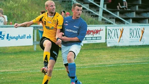 Johan Carlsson, t v, var på bästa målhumör när Vimmerby IF besegrade Aneby med 4-0. "JC" stod för tre av målen. Foto: Rikard Samulsson