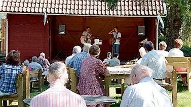I gassande solsken satt ett 30-tal personer och lyssnade till söndagens musik på Blåbärskullen.