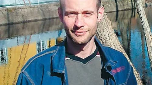Erik Hultgren är sedan i höstas fastighetsägare till "London" i Kisa. Nu vill han att Kisaån rensas upp. Foto: Lars-Göran Bexell