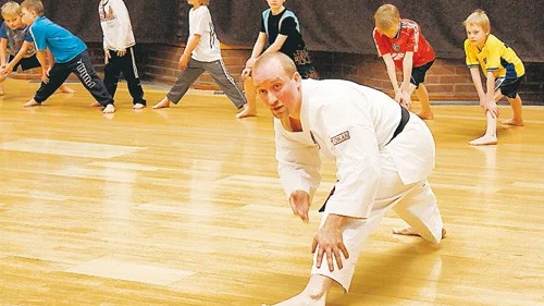 Stretching är en mycket viktig del i uppvärmningen. Till en början är  vissa övningar svåra men det dröjer inte länge innan alla elever kan utföra de flesta övningar som görs under träningen.