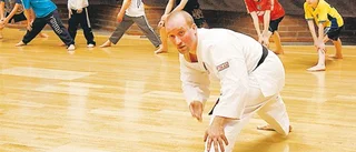 Karatestart i välfylld sporthall