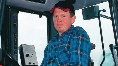 Lantbrukaren Anders Nilsson i Norra Flaka, norr om Södra Vi driver tillsammans med hustrun Eleonor ett mycket automatiserat och modernt jordbruk.
