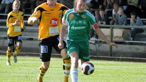 Hultsfreds Emil Berg tror på säsongens första seger i kvällens derbymatch mot Gullringen. Foto: Rikard Samuelsson