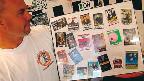 Kul minnen när man blir gammal. Tobbe har ramat in många av sina stickers från de olika turnéer under sina 16 år på vägarna.