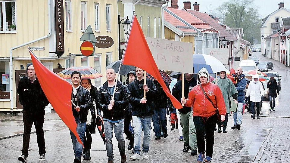 Vänsterpartiets demonstrationståg på första maj samlade ett 60-tal tappra deltagare som trotsade regnet.