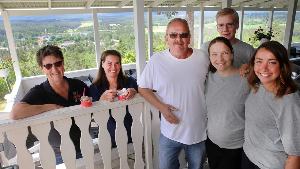 Från vänster Gunnel Ekblad, Karina Ekblad, Rolf Johnsson, Kristoffer Bergstrand, Loredana Pogar och Rebecka Schillerqvist. Foto: Roelof Stroetinga