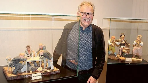 Stolt och glad var han, ordförande Ingmar Eklund. Och det med all rätt, det nya museet ger Agnes figurer full rättvisa. Här ett par grupper, dels Dryckeslaget till vänster, dels de  småtokiga musikanterna i gruppen "Poarejdo kapell" till höger.