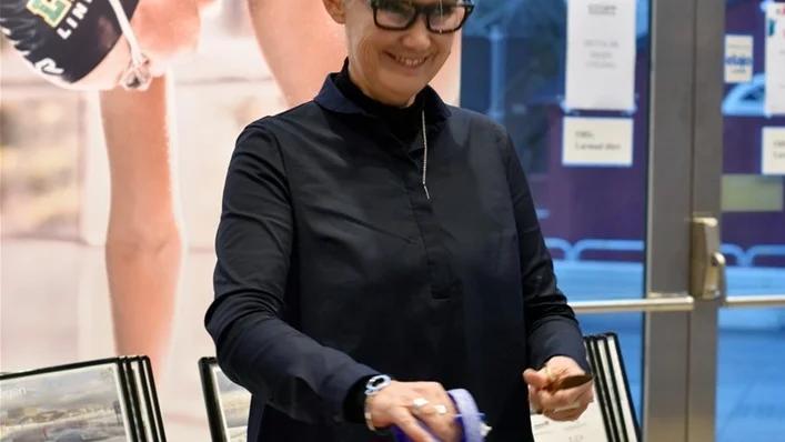 Johanna Wiklander gjorde ett symboliskt klipp. Foto: Tommy Pettersson