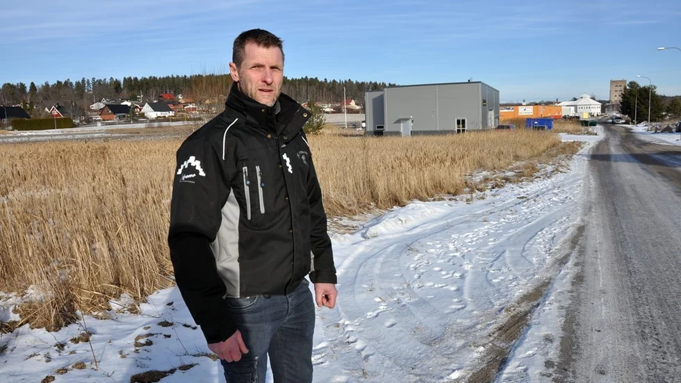 Jörgen Karlsson på JK Byggteknik AB behöver inte ens ta bilen när han ska visa platsen för sin nya fabriksbyggnaden. Han har köpt tomten bakom ryggen och där byggs de nya lokalerna. Den nya tvättanläggningen byggs på tomten bakom den grå fabriksbyggnaden och längst bort i den gula byggnaden finns Jörgen Karlsson företag idag. Foto: Alf Wesik