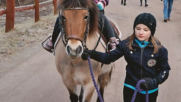 Trots att Jasmine bara är 6 år gammal har hon redan hunnit rida i hela tre år. I lördags fick hon rida på ponnyn Ninja och vid sin sida har hon Elvira Sandro Karlsson.
