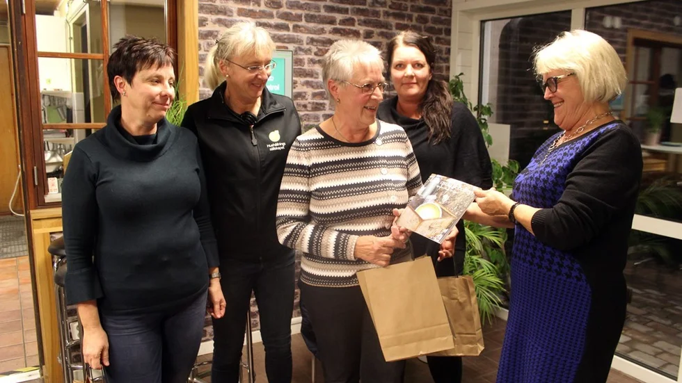 Agneta Cedergren delar ut pris till topp tre: Britt Wahlman, Elisabeth Magnusson och Carina Ståhlgren, under överinseende av Elisabeth Axelsson, tvåa från vänster.