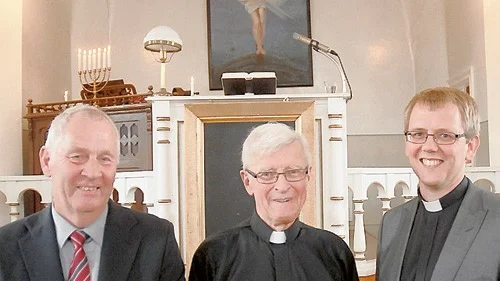 Dagens högtidstalare var kyrkoherde emeritus Hans Andrae, som kommit hem till födelsestaden Vimmerby från USA. Till vänster om honom ses Arne Engström, representant för Evangelisk Luthersk Mission - Bibeltrogna Vänner och till höger föreningens predikant Gunnar Andersson.