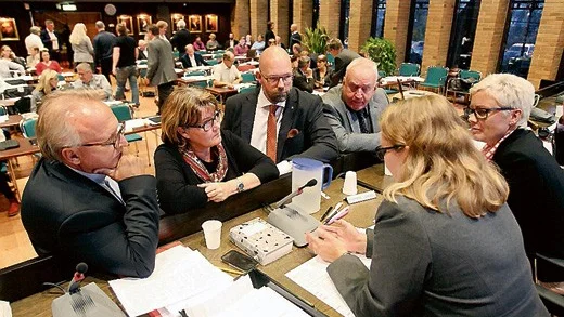 Överläggning. Moderaternas Micael Glennfalk (t.v) och Leif Carlsson (t.h) i samspråk med Socialdemokraternas Helen Nilsson och  Peter Högberg under den fem minuter långa överläggning som majoriteten begärde.