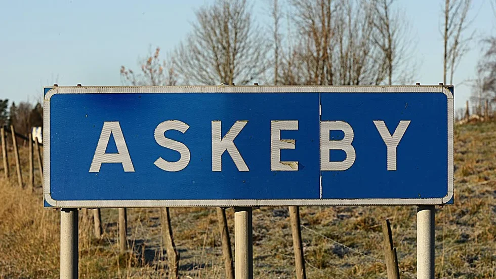 Räddningstjänsten har larmats till Askeby för att bekämpa en gräsbrand.