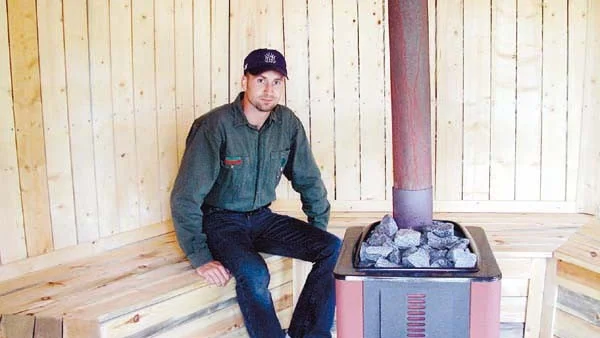 Mattias Andersson i bastun av egen design. Den är redan väl insutten.