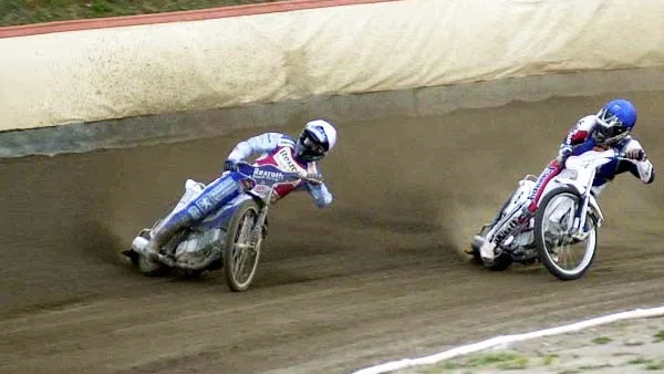 Nicki Pedersen var tillbaka på sin gamla hemmabana. Här kör han om Todd Wiltshire i fjärde och vinner heatet. Matchen vann dock Västervik med 49-47.