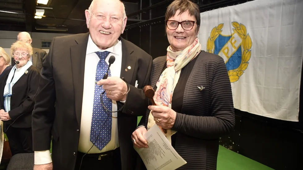 Bengt Johansson lämnade över ordförandeklubban i SPF-Seniorerna Vimmerby till Birgitta Karlsson. Foto: Magnus Strömsten