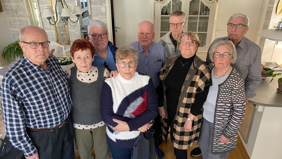 "Det blir en orimlig kostnad för oss", säger de boende i seniorvillorna på Korvettvägen. Från vänster Hans Butschkau, Anja Kålman, Wolfgang Reichenwallner, Birgitta Sjögren, Jan-Åke Lennqvist, Håkan Magni, Monica Andersson, Britt Erkenstål och Roine Erkenstål.