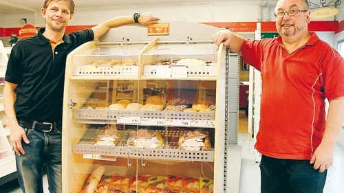 Det händer mycket i Totebo lanthandel nu, här med Christer Söderlund från Axfood och handlaren Bertil Magnusson.