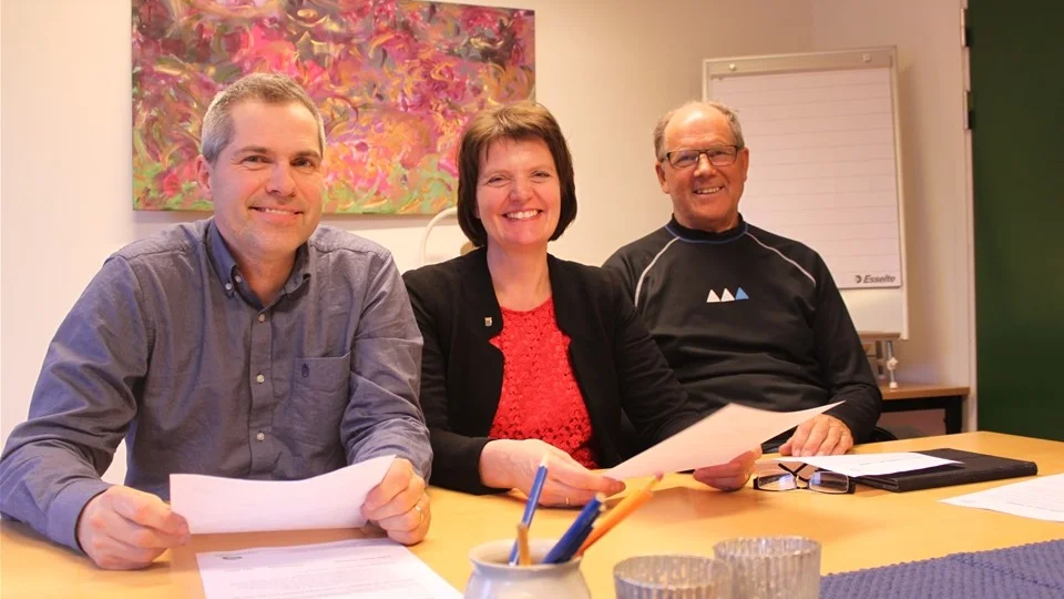 Magnus Danlid, Ingela Nilsson Nachtweij och Rein Soowik presenterar Centerns förslag, som kommer att läggas fram för Vimarhem i morgon.