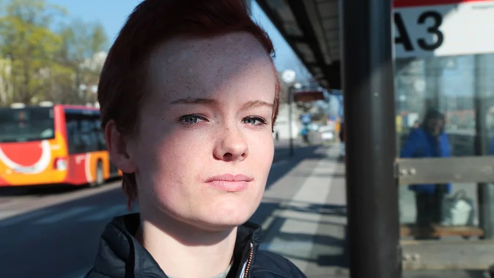 "Inte okej". Elin Eklund reagerade kraftigt när hon upptäckte att bussföraren ägnade sig åt sin mobiltelefon samtidigt som han körde bussen.