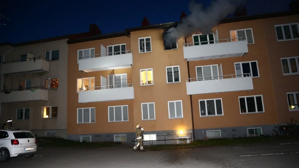 Räddningstjänsten bekämpade branden i en lägenhet på Götgatan i Linköping på fredagskvällen.