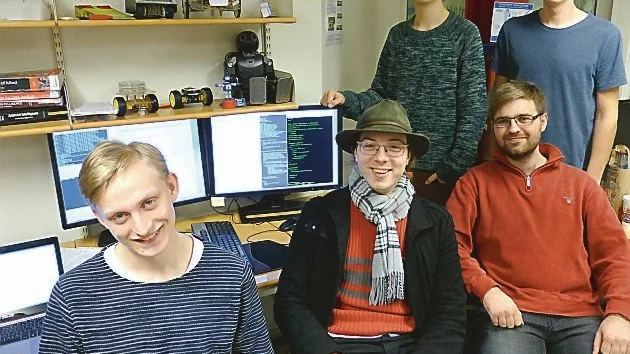 Fredrik Löfgren är en av dem som ligger bakom tävlingen där det ska tas fram en robot som kan hjälpa resenärer vid resecentrum att köpa biljett, komma till rätt perrong och hitta ett ledigt säte. Foto: Leif Larsson