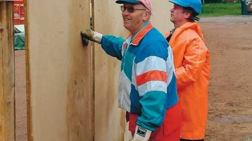 Arne Karlén och Gus Wahlquist bygger tillsammans upp planket kring Saharaplan.