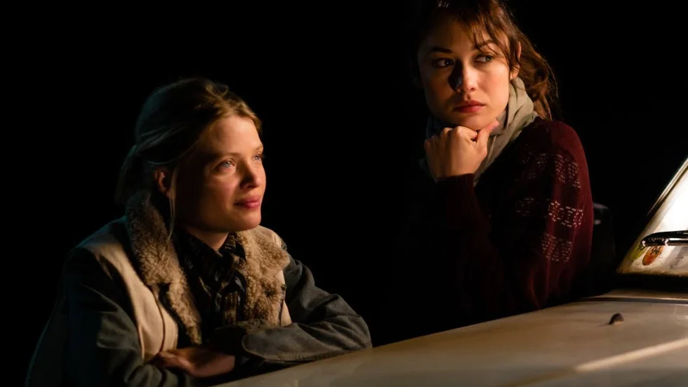 Den franska hjälparbetaren Sophie (Melanie Thierry) och kulturanalytikern Katya (Olga Kurylenko) är två av de hjälparbetare som tampas med frustrerande byråkrati i "A perfect day".