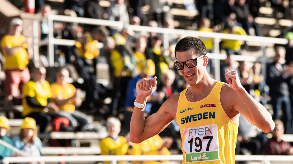 Perseus Karlström tog guld på 35 kilometer gång vid lag-VM i Oman.