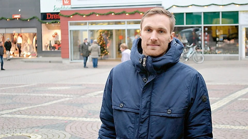 Johan Örhling Elltorp på platsen där den nya plastisbanan kommer att stå.