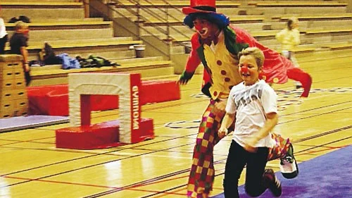 Clownen Matte tävlade mot barnen, men förlorade nästan varje gång. Foto: Olof Carlson
