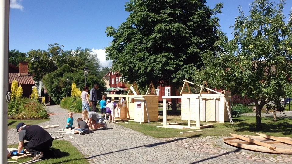 Under stadsfesten ska husen byggas klart. Foto: Eksjö Museum