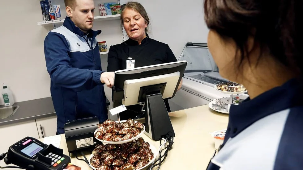 Driftansvarige Rasmus Petersen och kioskbiträdet Pia Wisell Economos går igenom den nya kassaapparaten.