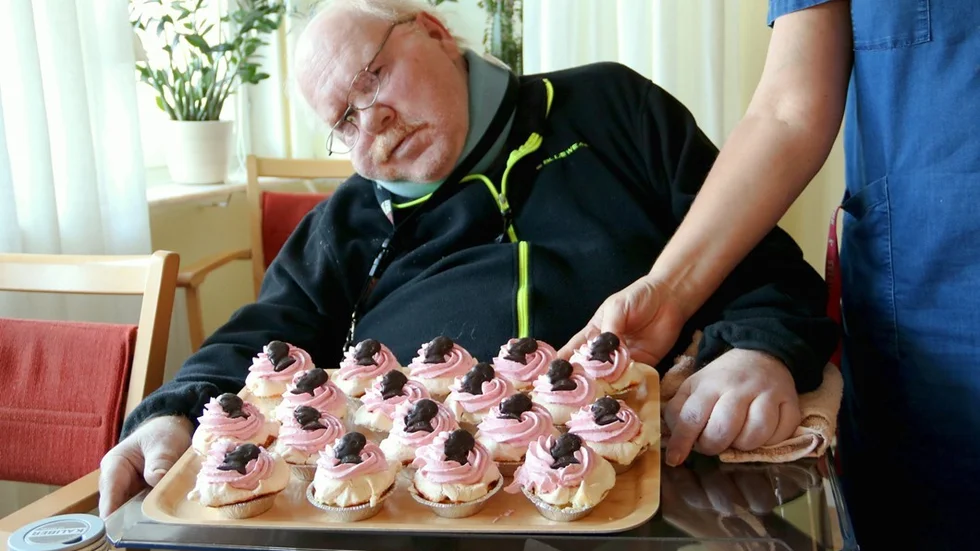 Kent Andersson på äldreboendet Vapengränd i Västervik, var med och åt Gustav Adolf bakelser i måndags. Foto: Liselotte S Johansson