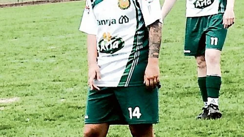 Inte nöjd. Julia Ingemarsson vill få igång både sig själv och laget. I kväll möter HFK/Lojal Västerviks FF. Seger är nästan ett måste.